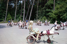 849906 Afbeelding van kinderen met de fietspaardjes van de speeltuin bij het café-restaurant De Pyramide van Austerlitz ...